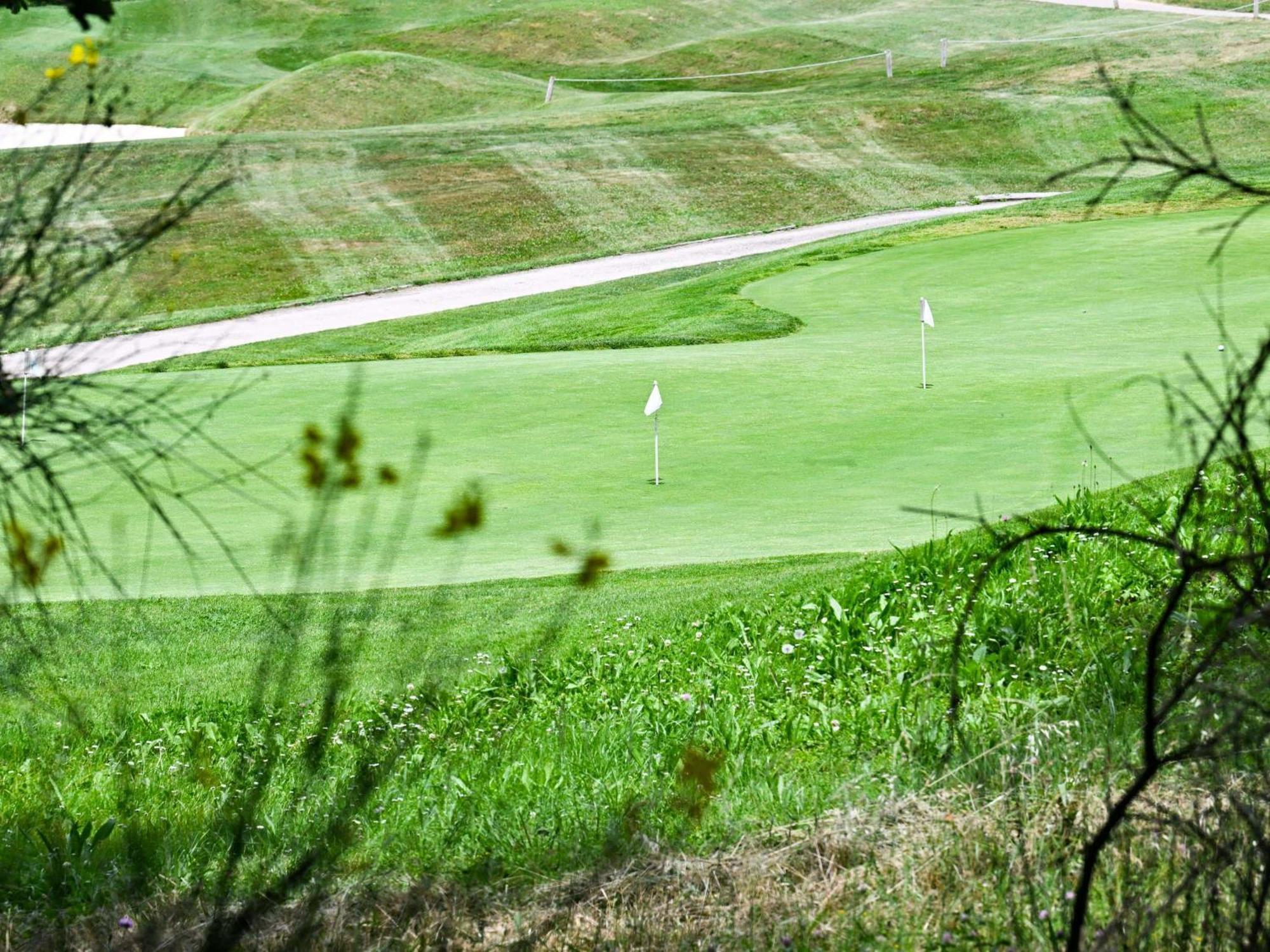 Mercure Brignoles Golf De Barbaroux & Spa Bagian luar foto