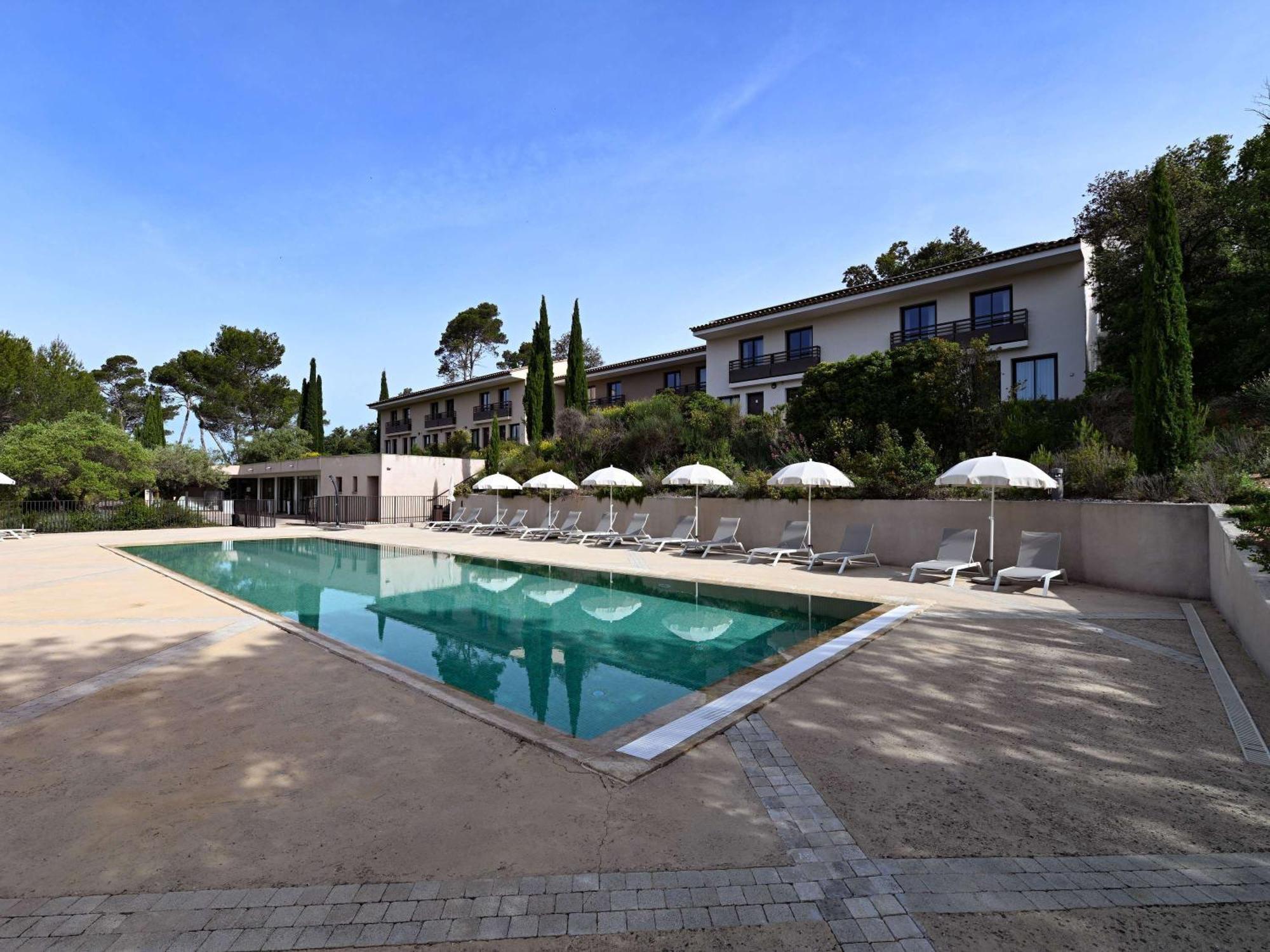 Mercure Brignoles Golf De Barbaroux & Spa Bagian luar foto
