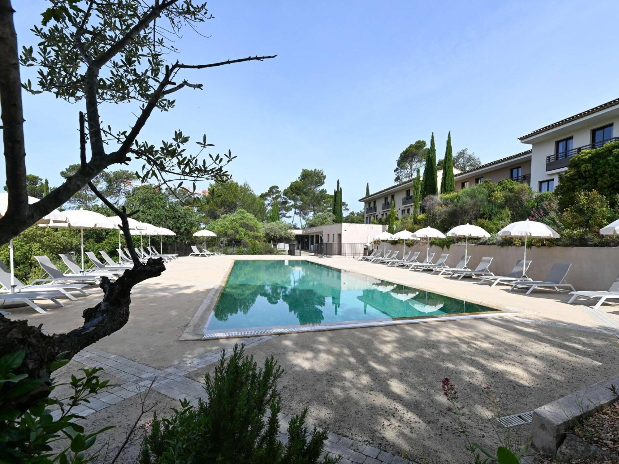 Mercure Brignoles Golf De Barbaroux & Spa Bagian luar foto