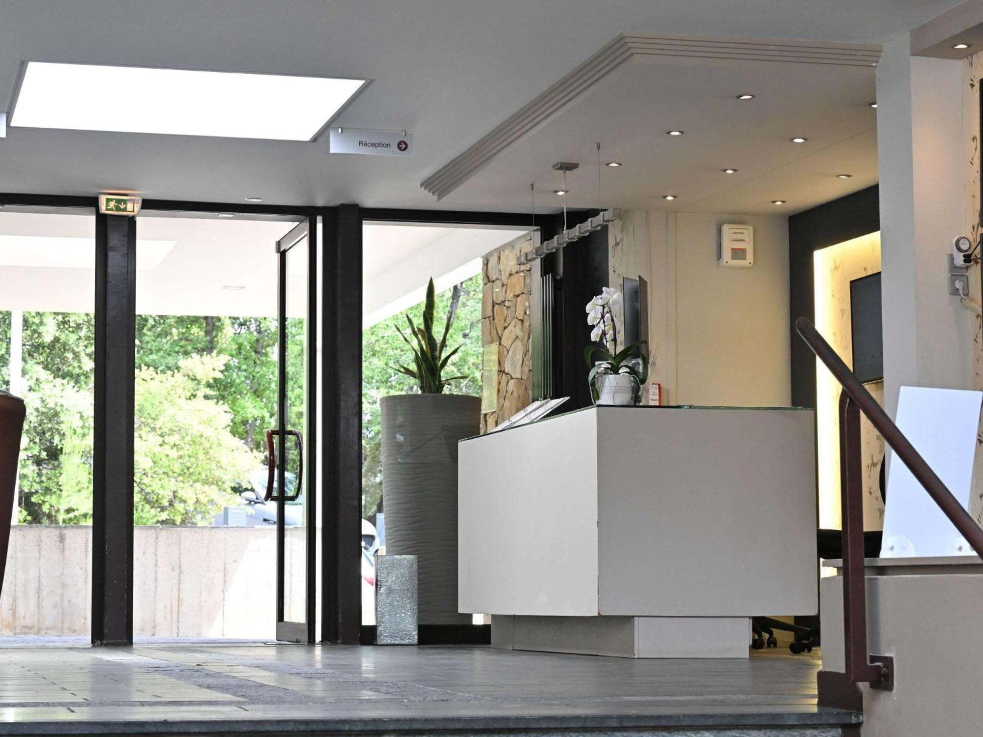 Mercure Brignoles Golf De Barbaroux & Spa Bagian luar foto